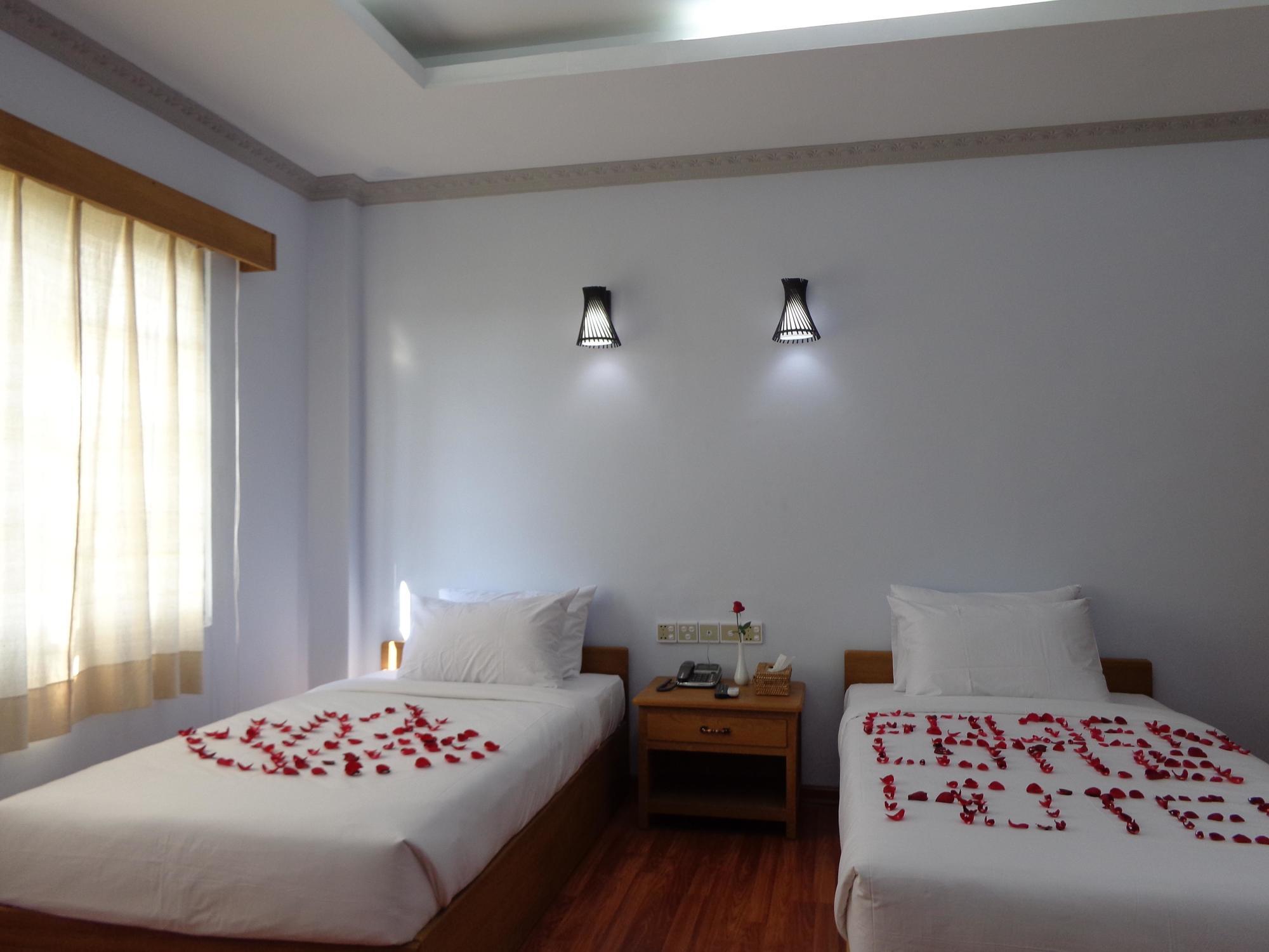 Golden Lotus Inle Hotel Nyaung Shwe Bagian luar foto