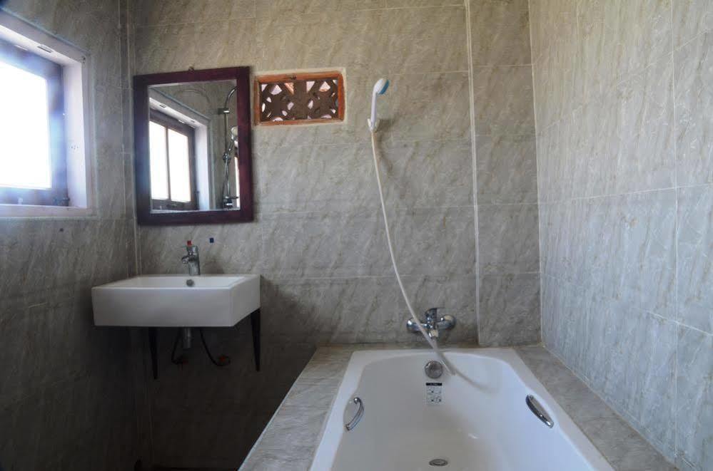 Golden Lotus Inle Hotel Nyaung Shwe Bagian luar foto